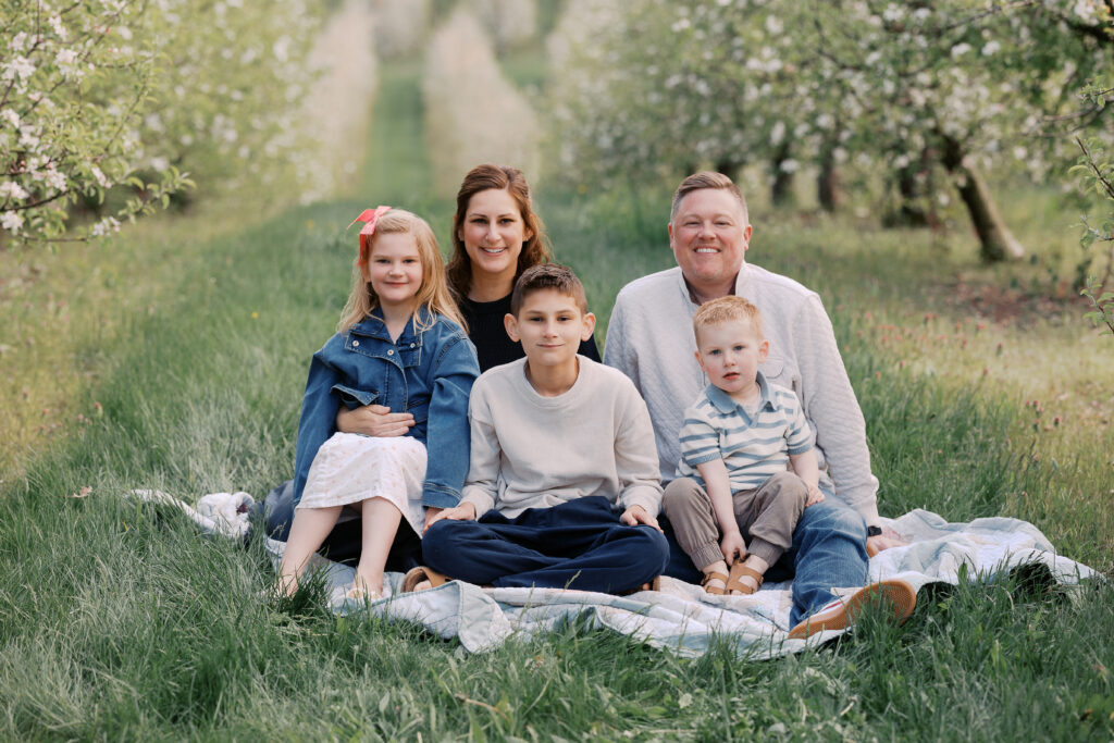 A photo of the Potter Family featuring Mom and Dad and their three kids.